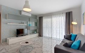 Luxury 2 Bedroom Apartment By The Sea